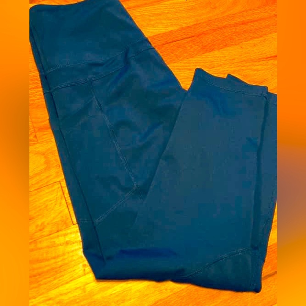 Zyia Navy Light n Tight Pocket Capri 20” leggings, size 4